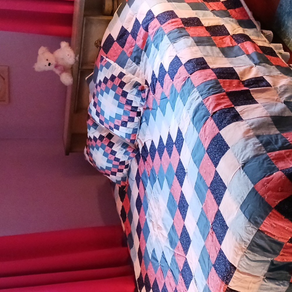 Vintage Patchwork Quilt (Q) w/ 2 Pillows